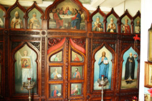 Иконостас, деревянный с прекрасной резьбой, писанный сестрами Ивановского монастыря.
